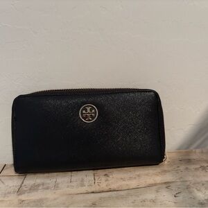Tory Burch Black Textured wallet with Gold Zipper in good condition